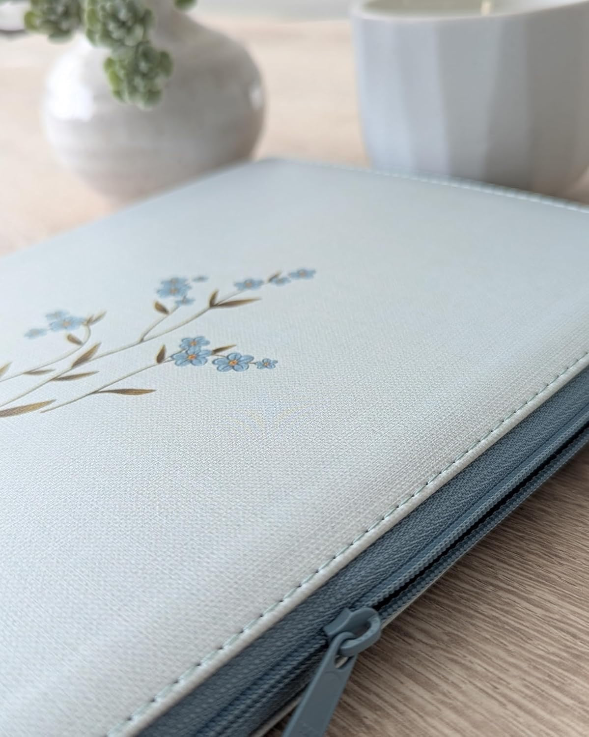 NLT Large Print Zippered Thinline Reference Bible, Indexed, Baby Blue Blossoms