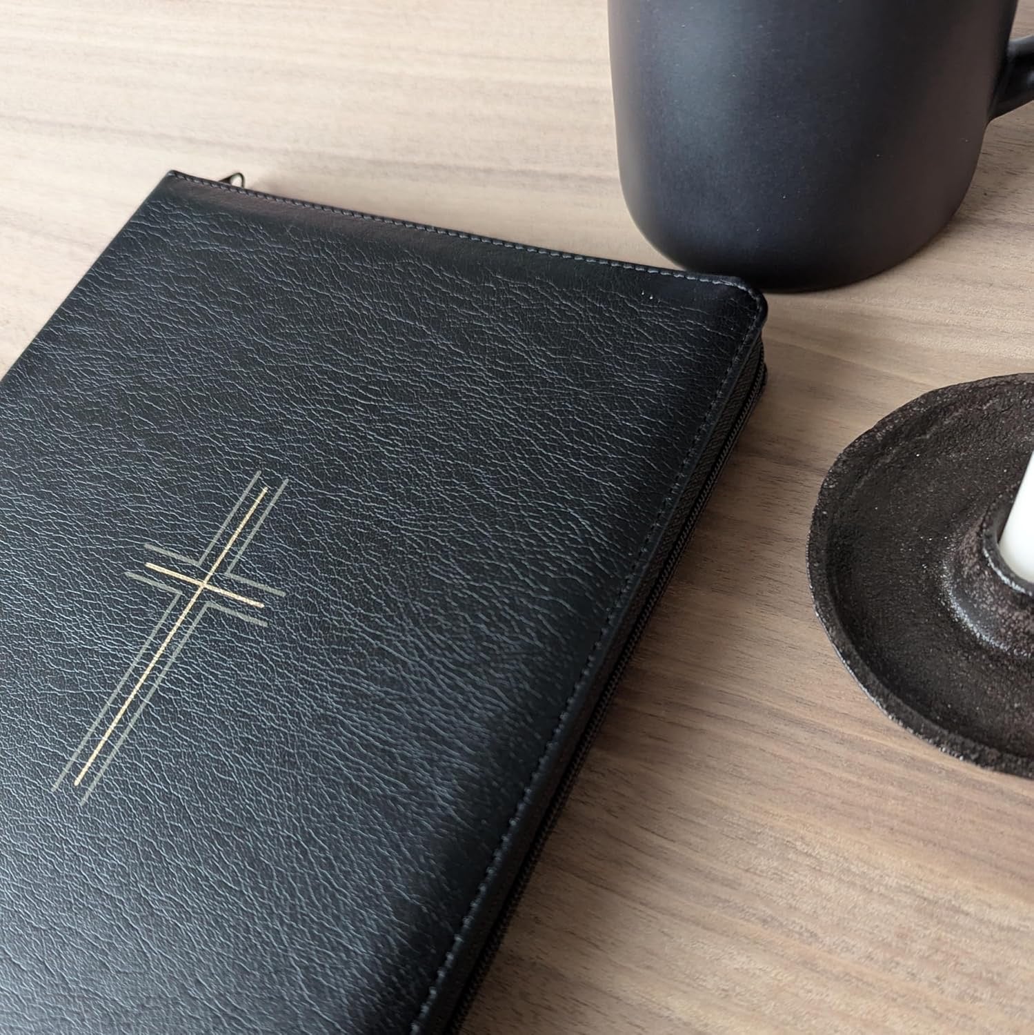 NLT Large Print Thinline Reference Zippered Bible, Indexed, Black Cross