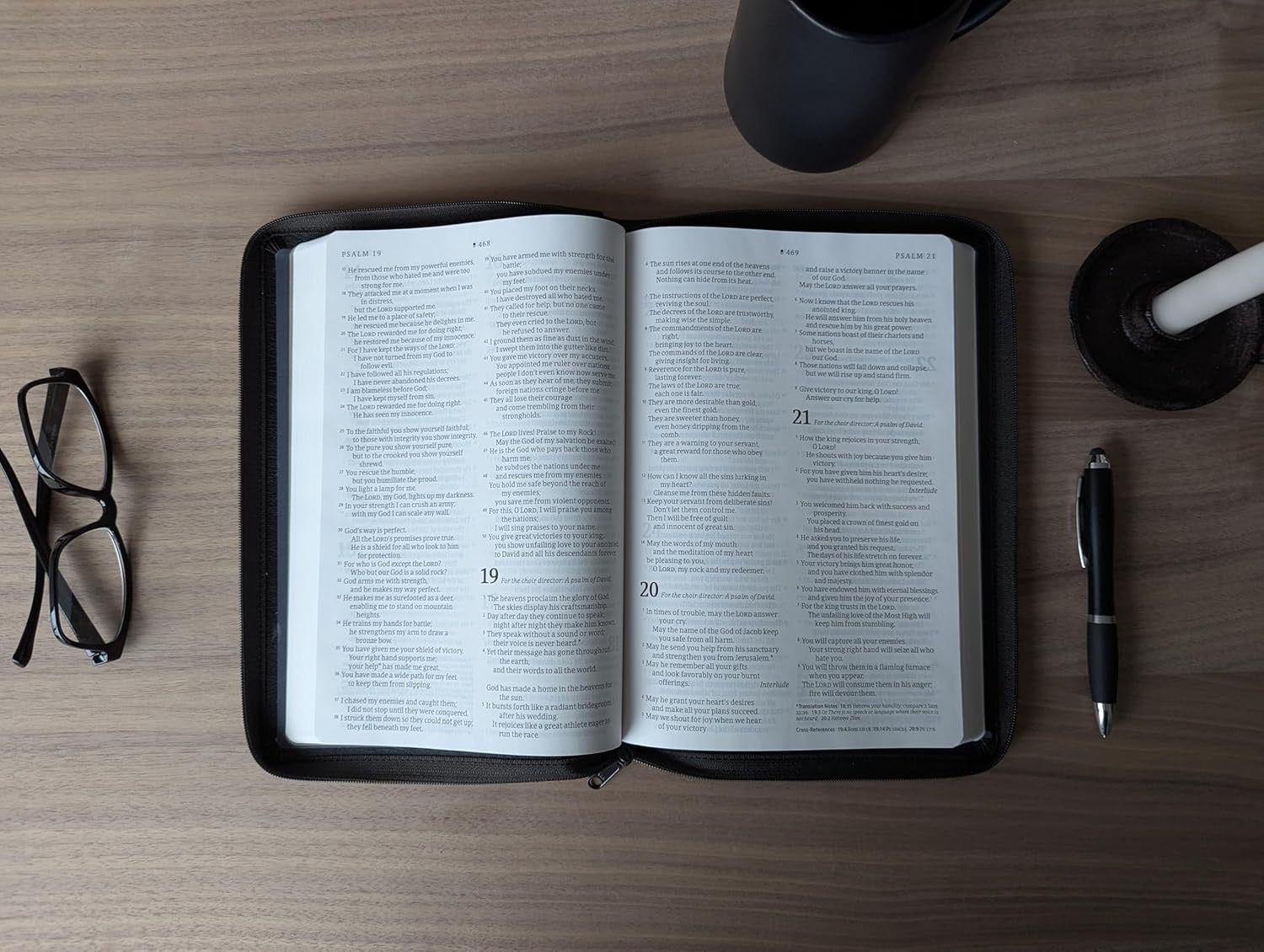 NLT Large Print Thinline Reference Zippered Bible, Indexed, Black Cross