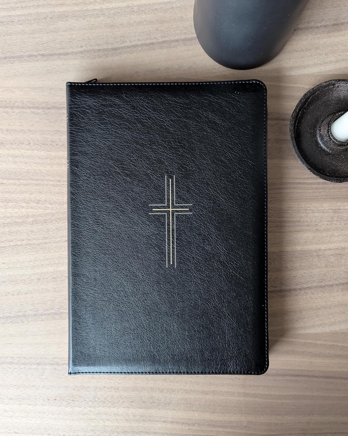 NLT Large Print Thinline Reference Zippered Bible, Indexed, Black Cross